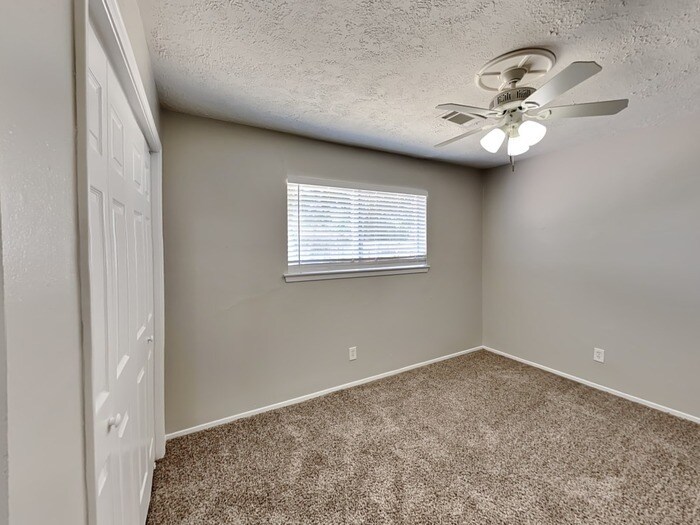 Building Photo - 809 Lochmoor Ln