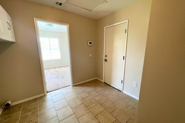 Building Photo - 4 Bed/2 Bath | Plus Office/Den | Single St...