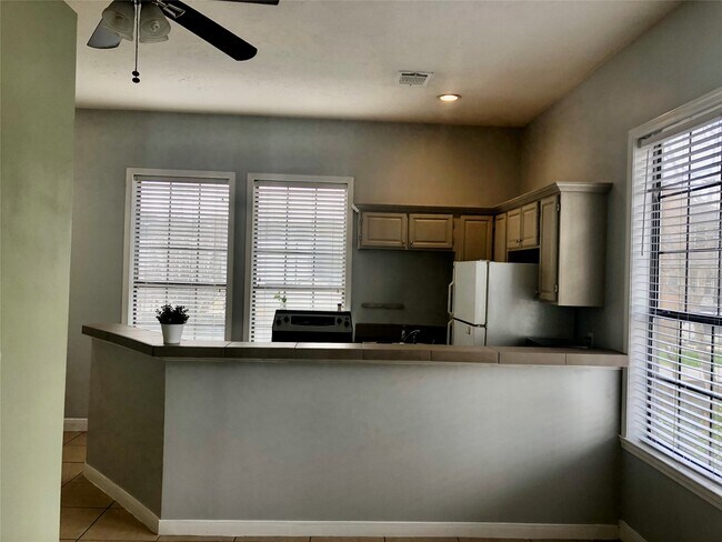 Building Photo - 543 W 27th St