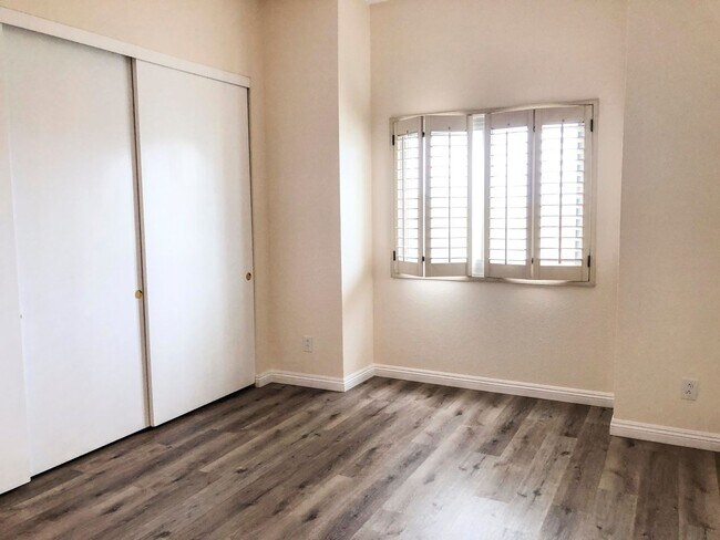 Building Photo - 2bd/2bth Condo with Private Patio, In-Unit...