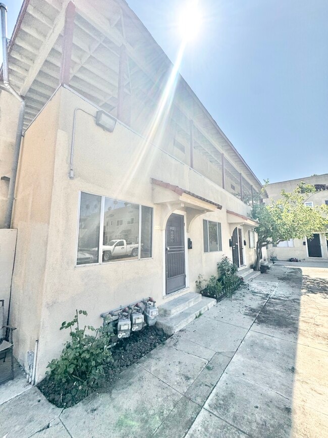 Building Photo - 1415 N Hobart Blvd