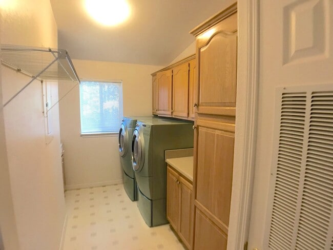 Building Photo - Jemez Mountains 3 bedroom with an open layout and large living areas and kitchen.