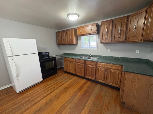 Building Photo - Charming & Spacious 2-Bedroom Home with Private Backyard and Garage Parking