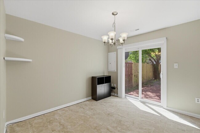 Building Photo - Comfortable Single-Family Home with Functional Layout and Outdoor Space