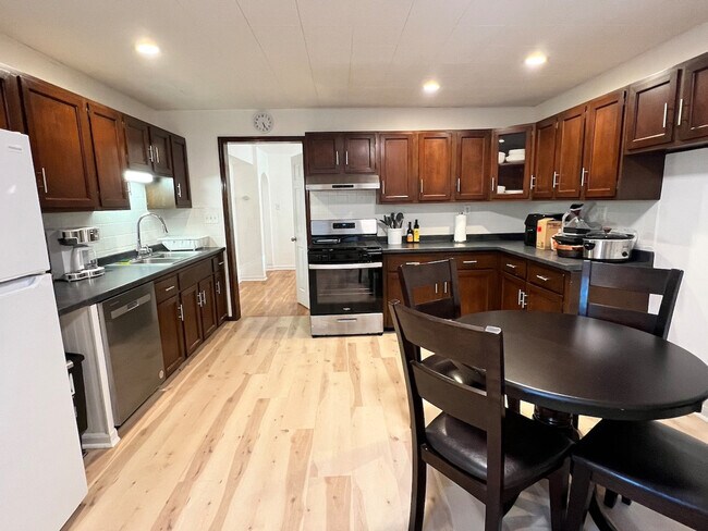 Building Photo - 9429 Harold Dr