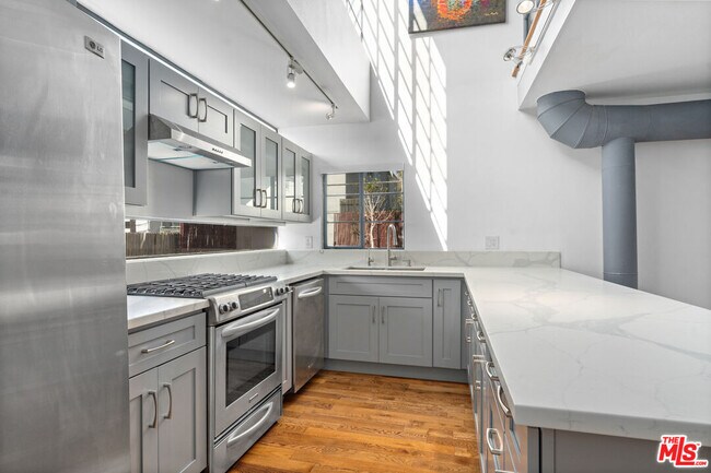 Building Photo - 1015 Marine St