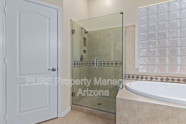 Building Photo - 737 S Sycamore Pl