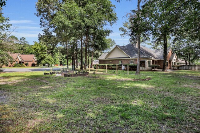Building Photo - AVAILABLE LATE JULY 2025 (PET FRIENDLY)