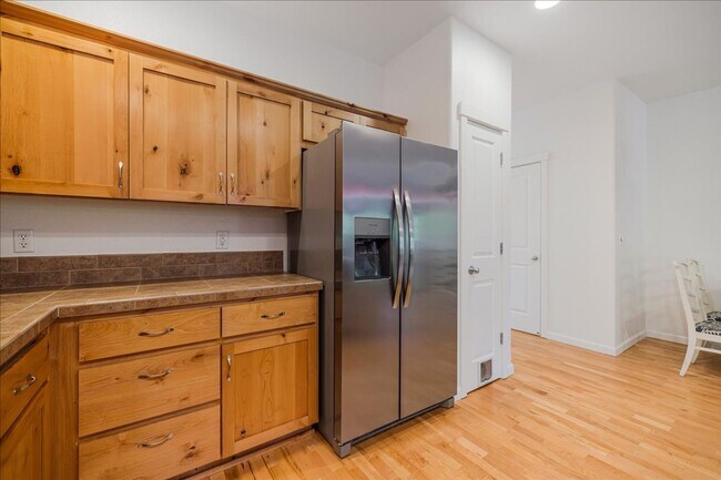 Building Photo - Crisp, Updated Townhome Near Nike & Shopping