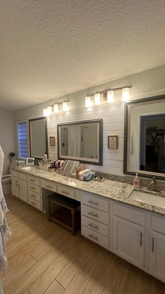 Double vanity, shower and tub in master suite - 8103 N New Braunfels Ave #5