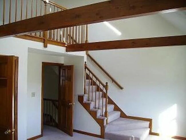 Building Photo - 3 bed 1/5 bath Townhome available 8/15/25