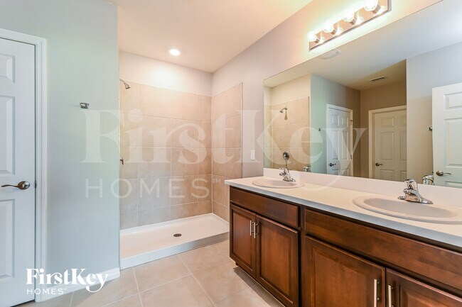 Building Photo - 2820 NW 21st Ave