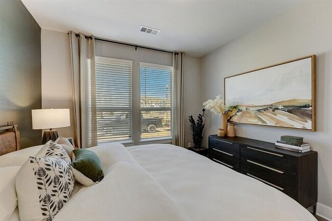 Building Photo - 5017 Claudia Dr