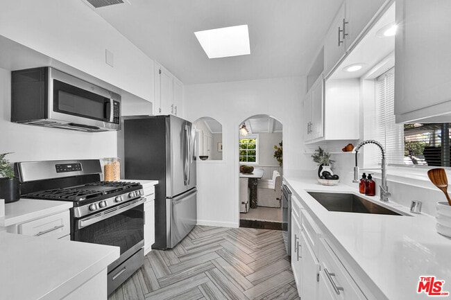 Building Photo - 560 Croft Ave