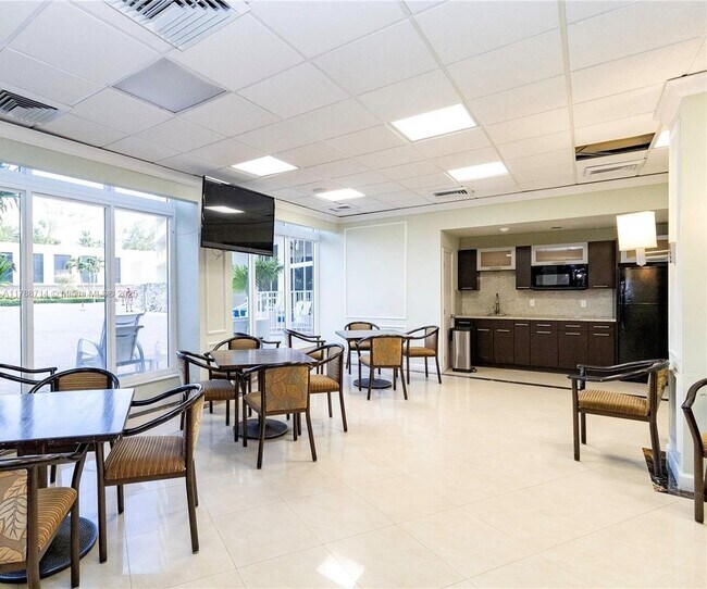 Building Photo - 3180 S Ocean Dr