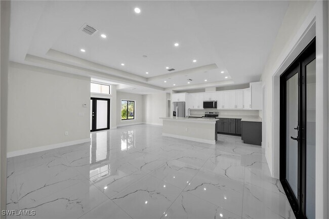 Building Photo - 636 Ladd St