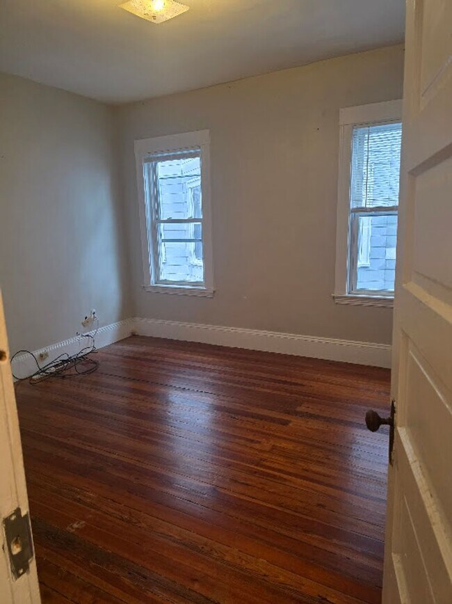 Building Photo - 4-bed Oak Square Brighton