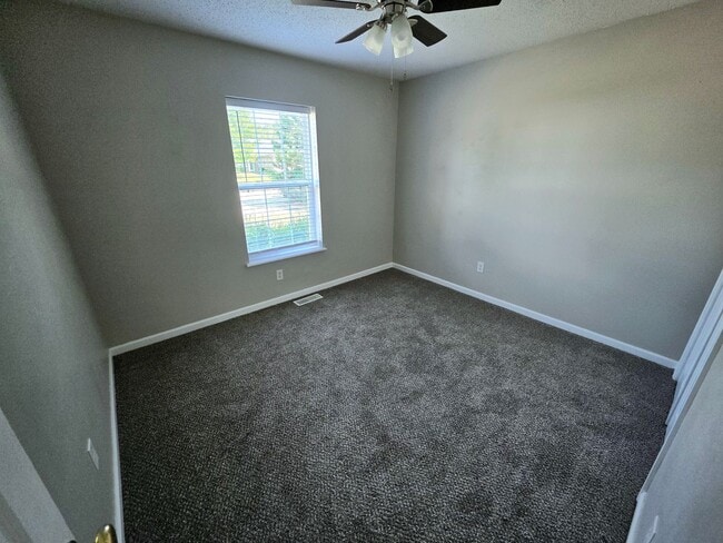 Building Photo - Large 4 Bed / 3 Bath House in Residential ...