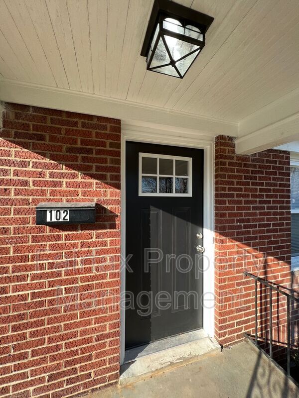 Building Photo - 102 W Summit Ave