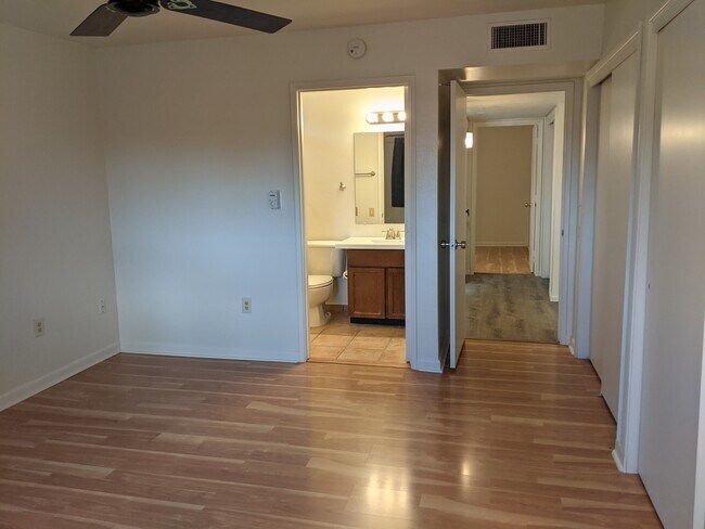 Building Photo - 181 E Santa Rebecca Dr