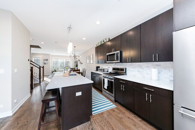 Building Photo - 1025 Walnut Wy