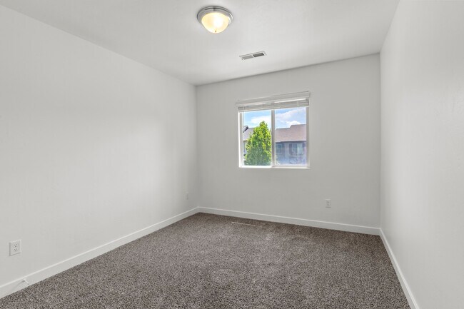 Bed #3 - 2668 Cottonwood Dr