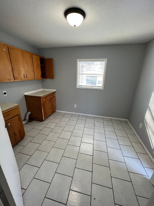 Building Photo - "Charming 3-Bed, 2-Bath Home with Spacious 1,476 Sq Ft Layout in Jonesboro's Heart!"