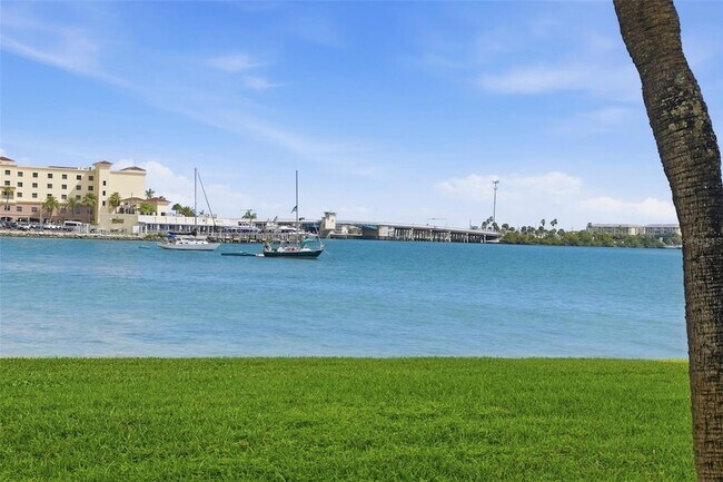 Building Photo - 4775 Cove Cir
