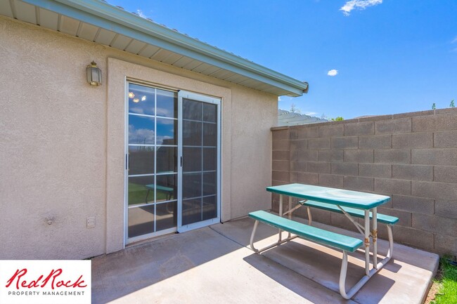 Building Photo - Remodeled 3 Bedroom Townhome with Great Vi...