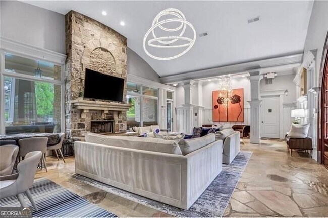 Building Photo - 123 Village Green Ave