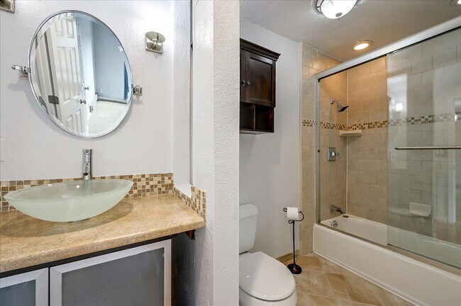 Building Photo - Prime Location 3 Bedroom Condo - Please Co...