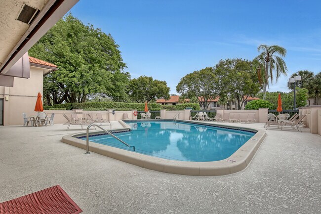 Building Photo - 300 E Club Cir