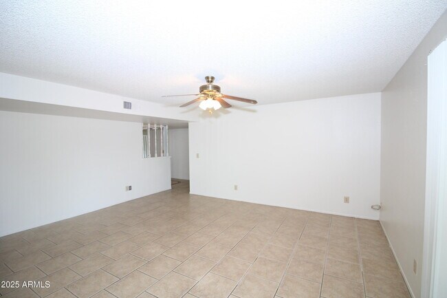 Building Photo - 626 W Paseo Way
