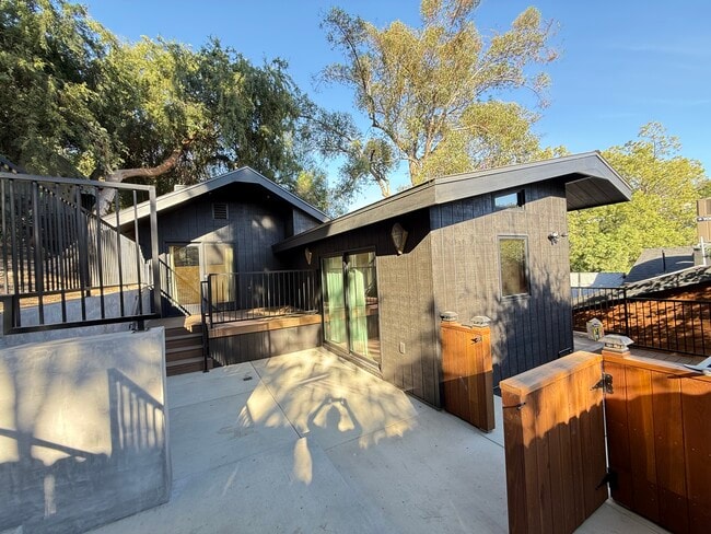 Building Photo - 2115 Hyperion Ave