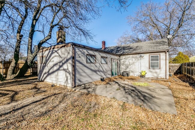 Building Photo - Large 2 Bedroom Home with Den!