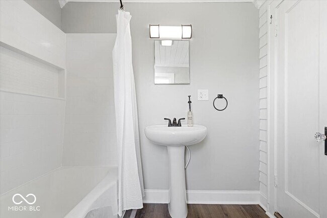 Building Photo - 606 E County Line Rd