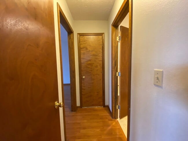 Building Photo - Large 4 Bed /  2 Bath Home