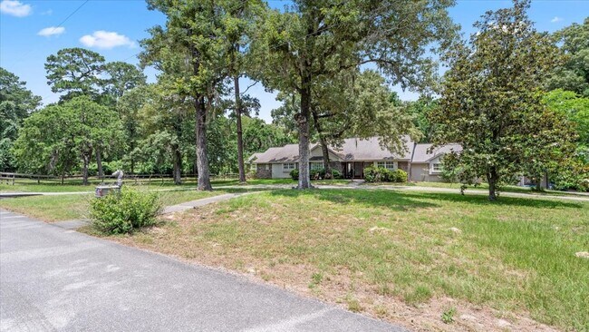 Building Photo - 9502 Rolling Oaks