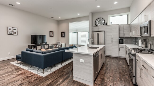 Building Photo - 1004 California St