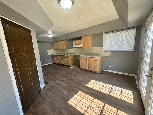 Building Photo - 3 Bedroom House