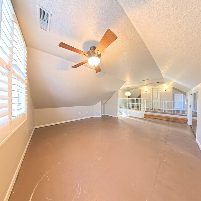 Building Photo - 3 Bedroom 3 Bathroom Home in Des Moines