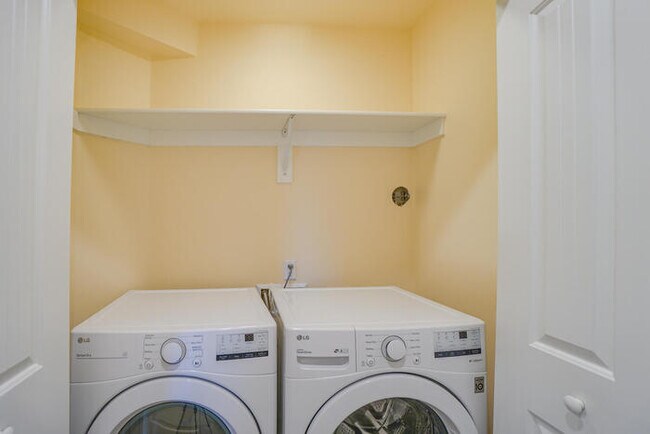 Building Photo - 11215 NE 23rd St