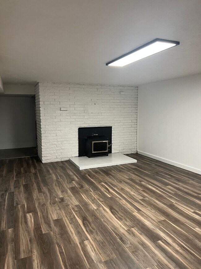 Building Photo - D323AB