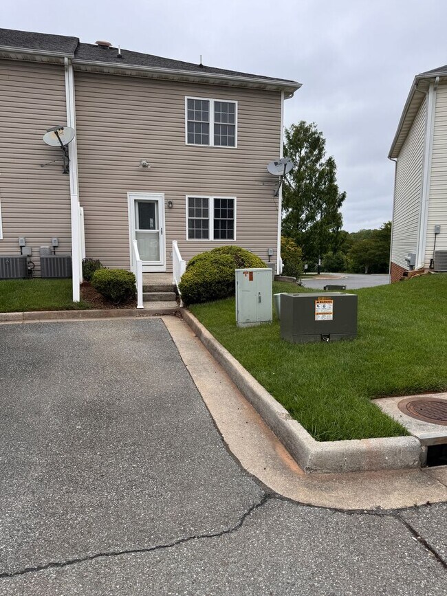 Building Photo - 3 Bedroom || 2 Full Bathroom & 2 Half Bathroom Townhome