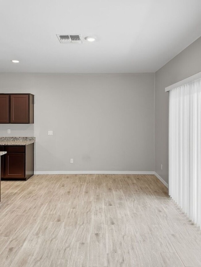Building Photo - Home in Litchfield Park at Canyon Views! 5bd 4.5ba