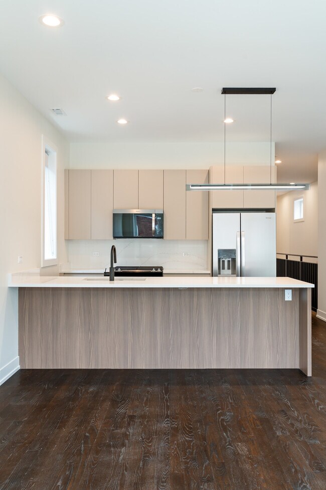 Building Photo - 406 E 50th Pl