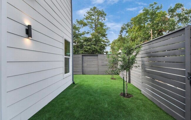 Building Photo - 6555 Sealey St