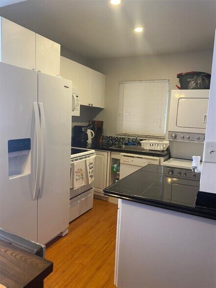 Primary Photo - 3050 NE 5th Ter