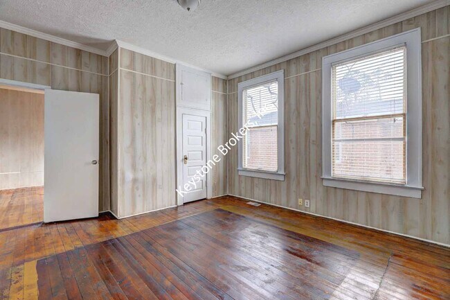 Building Photo - 1