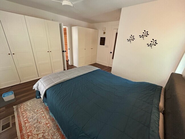 Building Photo - Gorgeous updated furnished cottage!